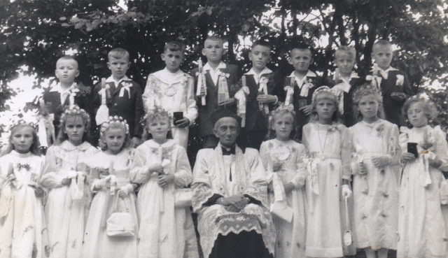 Ks Kuzdrzał Władysław wraz z dziećmi przystepującymi do pierwszej komunii św.